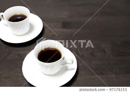 杯子和碟子裡的熱咖啡 杯子和碟子裡的熱咖啡 97178153