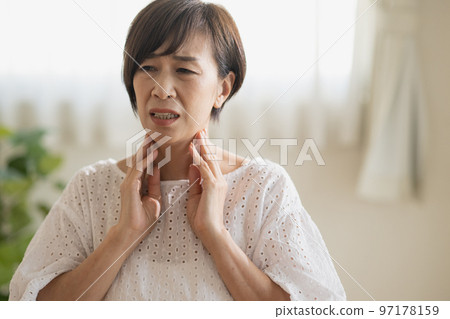 一個日本女人感到緊張和心悸的形象 一個日本女人感到緊張和心悸的形象 97178159