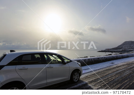 冬天在北海道開車在海邊休息 冬天在北海道開車在海邊休息 97178472