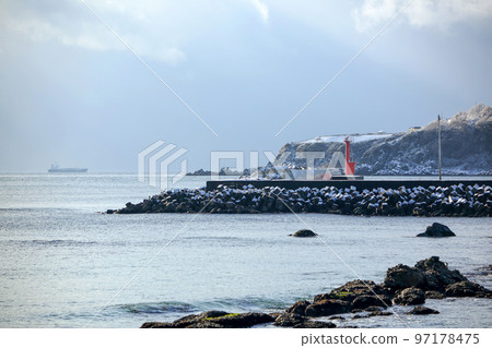 冬季北海道函館海岸立町岬附近的海景 冬季北海道函館海岸立町岬附近的海景 97178475