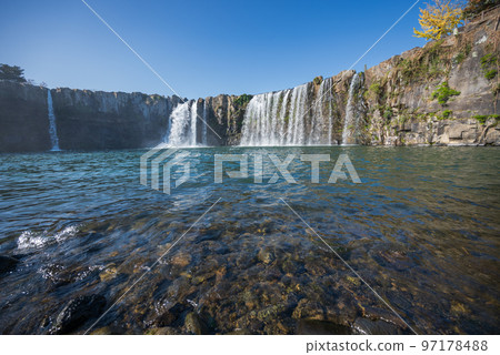 從盆地仰望的原尻瀑布 從盆地仰望的原尻瀑布 97178488