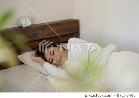 睡在床上的女人 97178495