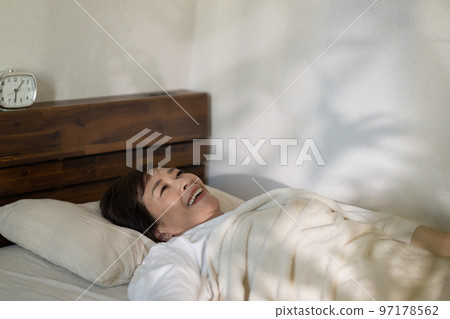 女人在床上舒適地醒來 女人在床上舒適地醒來 97178562