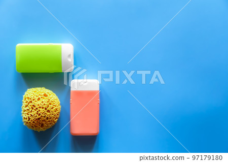 Spa composition with shower gels and washcloth. 97179180