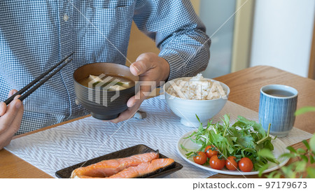 喝味增湯的人 | 吃日料的男人 喝味增湯的人 | 吃日料的男人 97179673