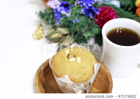 Cupcake muffin / white background Cupcake muffin / white background 97179802
