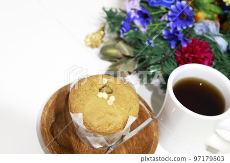 Cupcake muffin / white background Cupcake muffin / white background 97179803