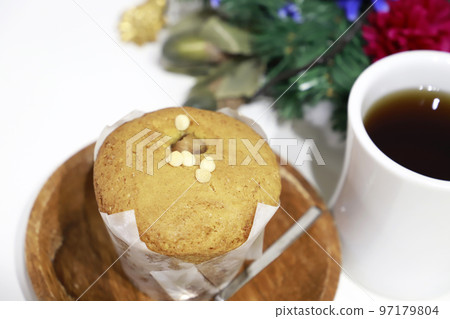 Cupcake muffin / white background Cupcake muffin / white background 97179804