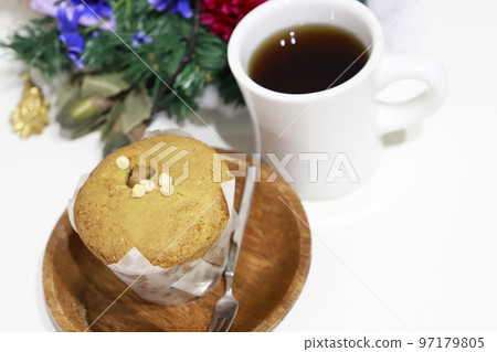 Cupcake muffin / white background 97179805