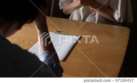 一對夫婦討論離婚（DV、暴力、憤怒） 97180457