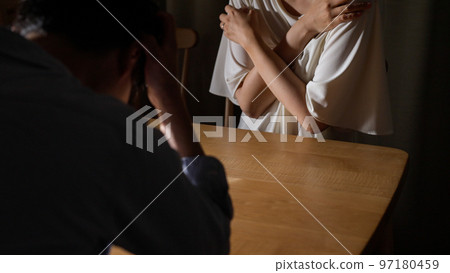 一對夫婦討論離婚（DV、暴力、憤怒） 97180459