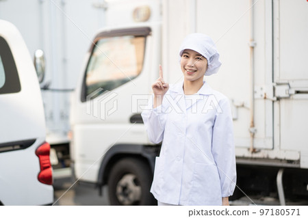 年輕女送餐司機（指點姿勢） 97180571