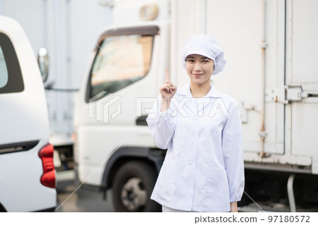 年輕女送餐司機（指點姿勢） 97180572