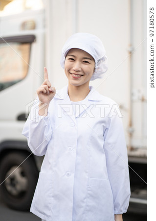 Young female food delivery driver (pointing pose) 97180578
