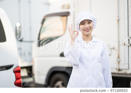 年輕女送餐司機（OK 姿勢） 97180685