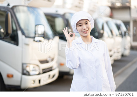 年輕女送餐司機（OK 姿勢） 97180701