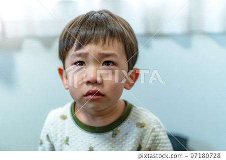 一個男孩在不愉快的時期放棄托兒所欺凌 97180728