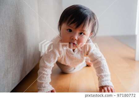 baby crawling alone 97180772