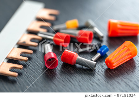 Coloured sleeves, crimp terminals for different wire sizes. 97181024