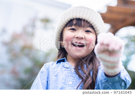 開朗的女孩在外面玩 97181045