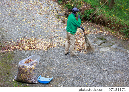 elderly people cleaning elderly people cleaning 97181171