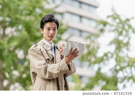 穿著外套的商人 穿著外套的商人 97181359