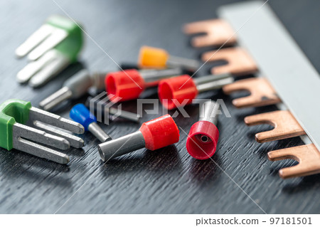 Coloured sleeves, crimp terminals for different wire sizes. 97181501