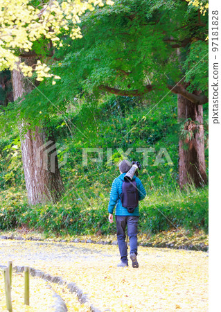 帶長焦鏡頭的攝影師 97181828