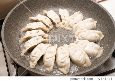 煎餃子 煎餃子 97181841