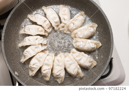 煎餃子 煎餃子 97182224