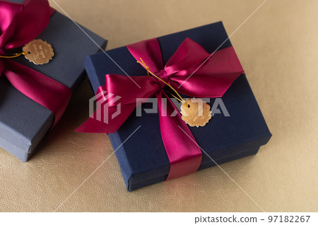 Chic gift box with cartonnage (fabric pasted) 97182267