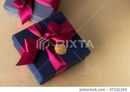 Chic gift box with cartonnage (fabric pasted) 97182269