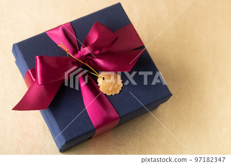 帶紙箱的別緻禮盒(布貼) 帶紙箱的別緻禮盒(布貼) 97182347