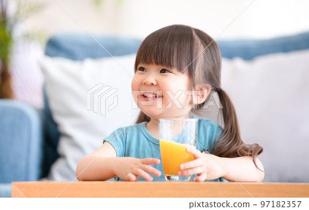 girl drink 97182357