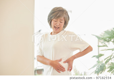 擔心她的腰部的資深婦女 擔心她的腰部的資深婦女 97182554