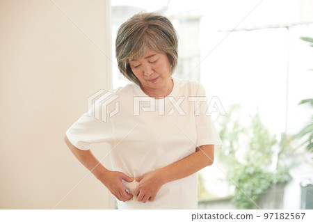 擔心她的胃的資深婦女 97182567