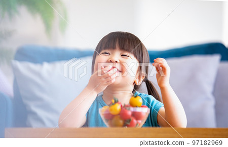 吃西紅柿的女孩 吃西紅柿的女孩 97182969