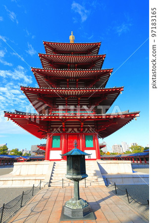[Osaka Prefecture] The five-storied pagoda of Shitennoji Temple in sunny weather 97183165