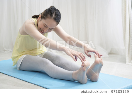 身體僵硬不能向前彎的女人 97185129