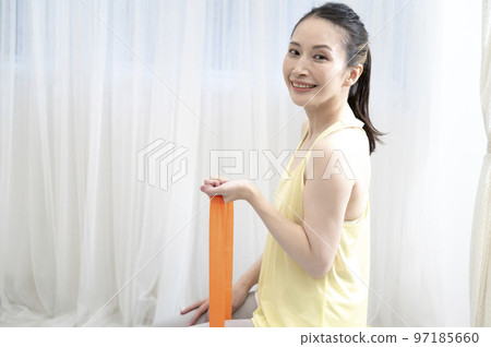 woman doing rubber band training 97185660