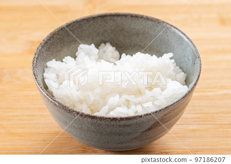 新鮮煮熟的新鮮米飯 97186207