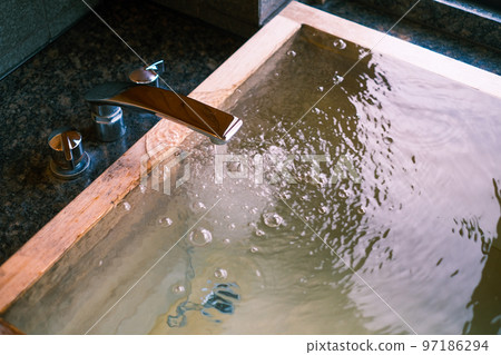 [#Hinoki] Fill the bathtub with hot water 97186294