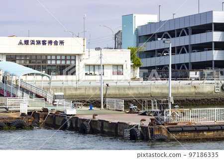 從能古島渡輪看到的 Meinohama 乘客等候區 97186335