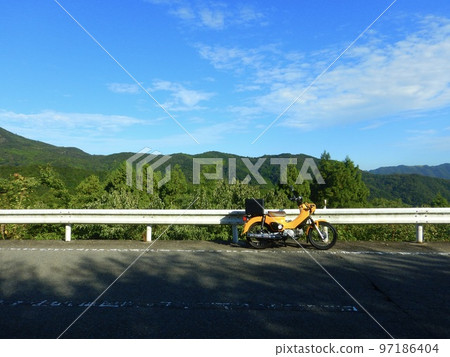 坐十字出租車繞山走,天氣不錯 坐十字出租車繞山走,天氣不錯 97186404