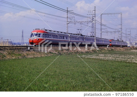 Odakyu 3000 series SSE car heavy train (3005, 3045) 箱根，Ebina-Atsugi，1980 年 3 月 23 日，KR 97186550