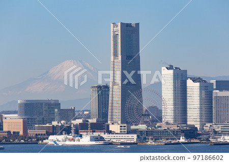 “橫濱”陽光明媚的港未來和富士山 “橫濱”陽光明媚的港未來和富士山 97186602