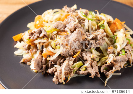 Delicious beef and vegetable stir-fry 97186614