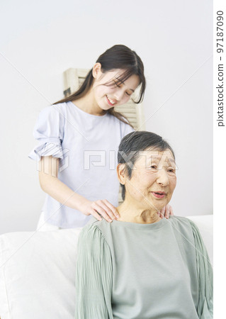 孫子揉著奶奶的肩膀 97187090