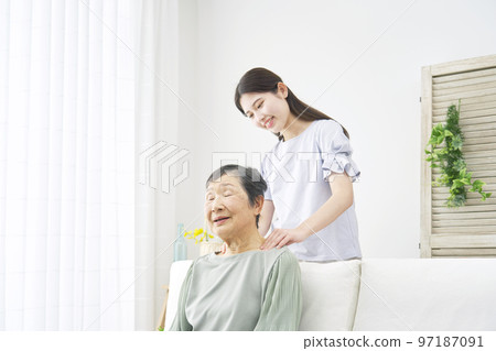 孫子揉著奶奶的肩膀 97187091