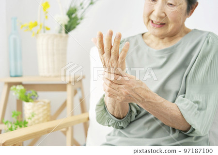 家里手痛的老婦人 97187100